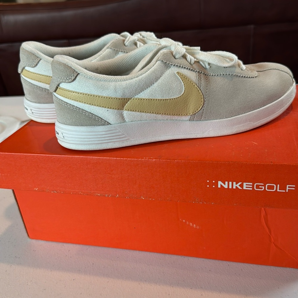 Nike women’s spikelesss golf shoes in size 7.5